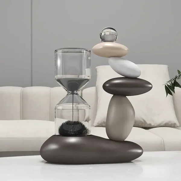 Kreative Steine und Glasdekoration in neutralen Farben, perfekt für modernes Interior.