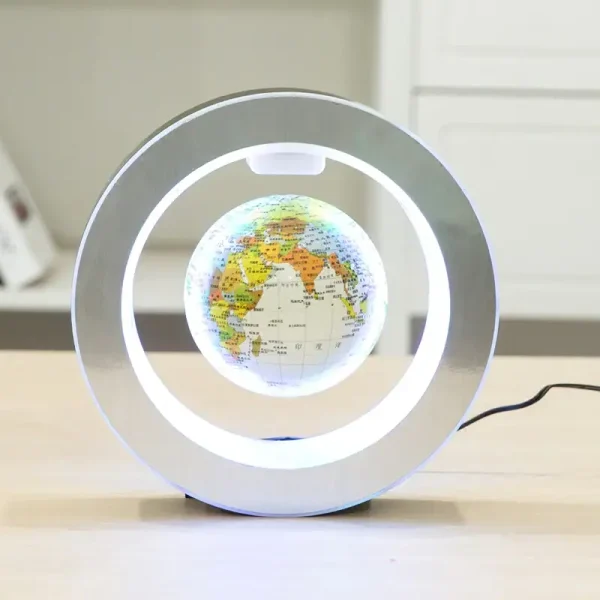 Moderne Weltkugel mit Leuchtring, ideal als wissenschaftliches Dekorationsstück oder Lernhilfe, beleuchtet und stilvoll präsentiert auf einem Holzschreibtisch.