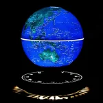 Leuchtender digitaler Globus mit Weltkarte, der auf einem schwarzen Hintergrund schwebt, ideal für wissenschaftliche Dekorationen und Bildungszwecke.