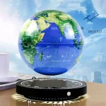 Digitaler Globus auf einem modernen Tischgerät, das die Weltkarte zeigt, mit einem Flugzeug im Hintergrund, symbolisiert globale Vernetzung und Wissenschaft.