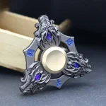 Hochwertiger Fidget Spinner mit Drachenmotiven und blauen Edelsteinakzenten, ideal für Stressabbau und Konzentration.