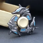 Hochwertiger Wolf-Fidget-Spinner mit mystischem Design, silberfarben und blauen Akzenten, perfekt für Stressabbau und Konzentration.