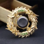 Eleganter Drachenring mit goldfarbenem Finish, ideal als wissenschaftliche Dekoration oder Sammlerstück, inspiriert von asiatischer Mythologie.