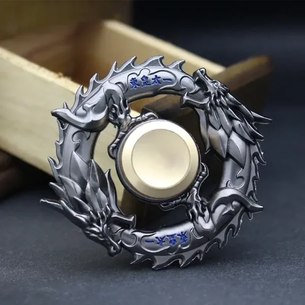 Detaillierter silberner Drachenring mit asiatischem Schriftzug, kunstvoll gestaltet, ideal für Sammler und Liebhaber mystischer Symbole.