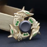 Hochwertiger Fidget-Spinner mit Drachenmotiven, ideal für Stressabbau und Konzentrationsförderung, aus langlebigem Metall gefertigt.