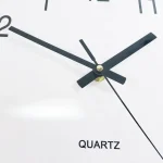 Nahaufnahme einer modernen Wanduhr mit Quarzwerk, schwarzem Zifferblatt und minimalistischen Zeigern, ideal für wissenschaftliche und dekorative Zwecke.