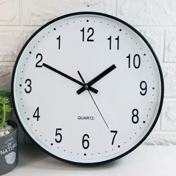 Moderne Wanduhr mit klarer Ziffernblattgestaltung, ideal für Büro oder Zuhause, präzises Quarz-Uhrwerk, einfache Zeitanzeige, stilvoll und funktional.