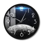 Moderne Wanduhr mit Mondoberfläche und Sternenhimmel, ideal für Wissenschafts- und Dekorationsliebhaber, zeigt eine realistische Mondlandschaft vor einem funkelnden Sternenhimmel.