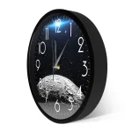 Moderne Wanduhr mit Mond- und Sternenhimmel-Design, ideal für Wissenschafts- und Dekorationsliebhaber, mit schwarzem Rahmen und leuchtenden Ziffern.