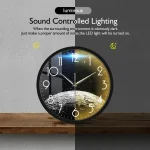 Moderne Wanduhr mit Mond- und Sternenhimmel-Motiv, ideal für wissenschaftliche Dekorationen und moderne Wohnräume.