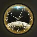 Wanduhr mit Mond- und Weltraummotiv, zeigt die Zeit mit einem Mondkrater-Hintergrund und Sternen, ideal für Wissenschafts- und Dekorationsliebhaber.