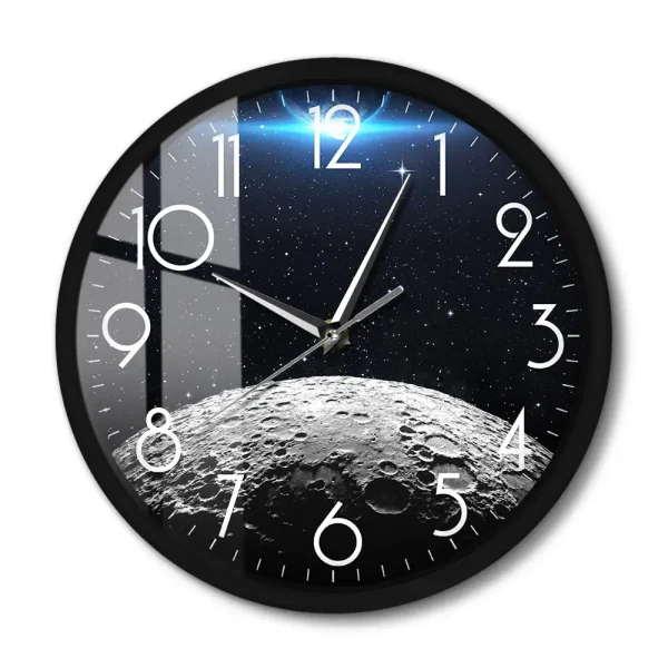 Moderne Wanduhr mit Mondoberfläche und Sternenhimmel, ideal für Wissenschafts- und Dekorationsliebhaber, zeigt eine realistische Mondlandschaft vor einem funkelnden Sternenhimmel.