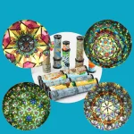 Bunte, kaleidoskopartige wissenschaftliche Dekorationen und Gadgets, ideal für wissenschaftliche Themen und kreative Raumgestaltung.