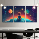 Illustration eines Kindes, das im Weltall auf einem Planeten sitzt, umgeben von bunten Planeten und Sternen, mit einem farbenfrohen, fantasievollen Raumfahrt-Hintergrund.