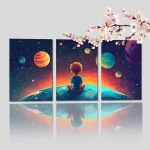 Illustration eines Kindes, das im Weltall auf einem Planeten sitzt, umgeben von bunten Planeten und Sternen, mit einer Kirschblütenzweig im Vordergrund.