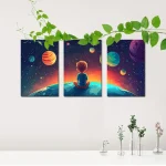 Illustration eines Kindes, das im Weltraum auf einem Planeten sitzt, umgeben von bunten Planeten und Sternen, als fantasievolle Darstellung des Universums.