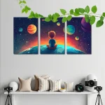 Illustration eines Kindes, das auf einem Planeten im Weltall sitzt, umgeben von Planeten und Sternen, mit lebendigen Farben und fantasievoller Darstellung.
