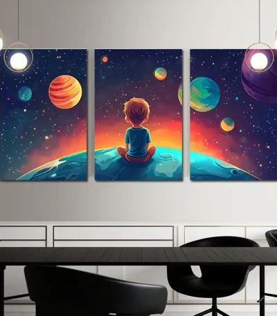 Illustration eines Kindes, das im Weltall auf einem Planeten sitzt, umgeben von bunten Planeten und Sternen, mit einem farbenfrohen, fantasievollen Raumfahrt-Hintergrund.