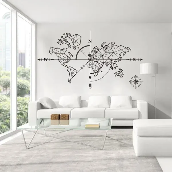 Moderne Weltkarte mit Kompass auf weißer Wand im Wohnzimmer, stilvolle Dekoration für Wissenschafts- und Reisezubehör, minimalistisch und elegant gestaltet.