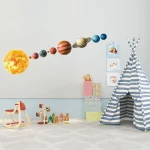 Dekoratives Sonnensystem-Mobile für das Kinderzimmer, zeigt die Planeten in verschiedenen Größen und Farben, ideal für die Raumgestaltung und Bildung.