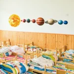 Wanddeko mit Sonnensystem-Modell, ideal für Kinderzimmer, fördert das Interesse an Astronomie und Wissenschaft.
