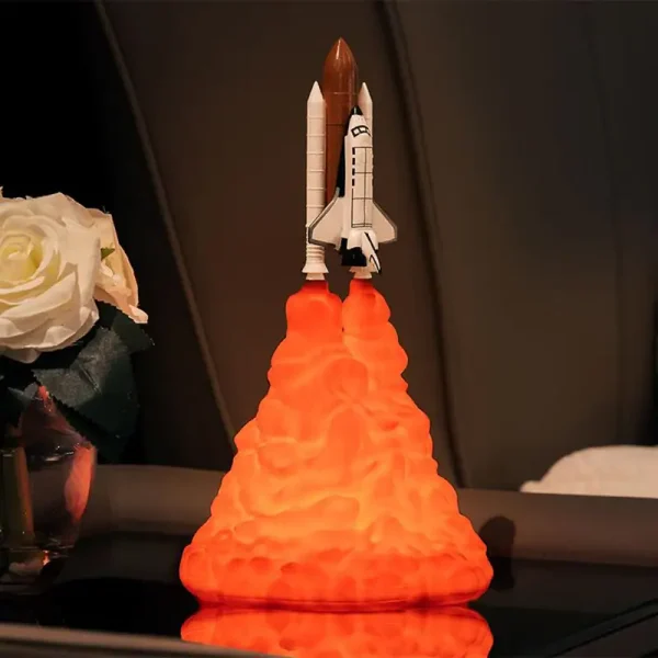 Detailaufnahme eines Raumfahrtmodells, das eine Rakete beim Start zeigt, mit leuchtendem Triebwerk und orangefarbenem Rauch. Perfekt für Wissenschafts- und Technikliebhaber.