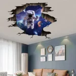 Astronaut im All durch eine Deckenöffnung.