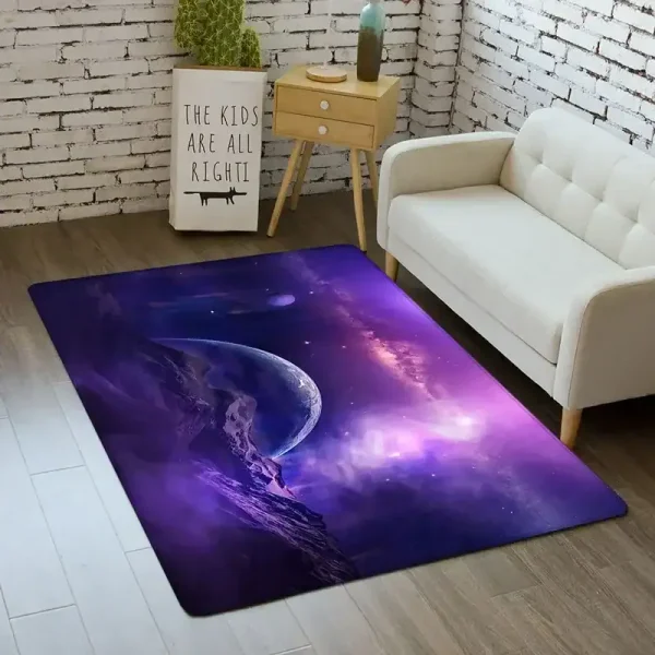Moderner Teppich mit Weltraummotiv, zeigt einen Planeten und Galaxien in lila und blauen Tönen, ideal für Science-Fiction- und Weltraumfans.