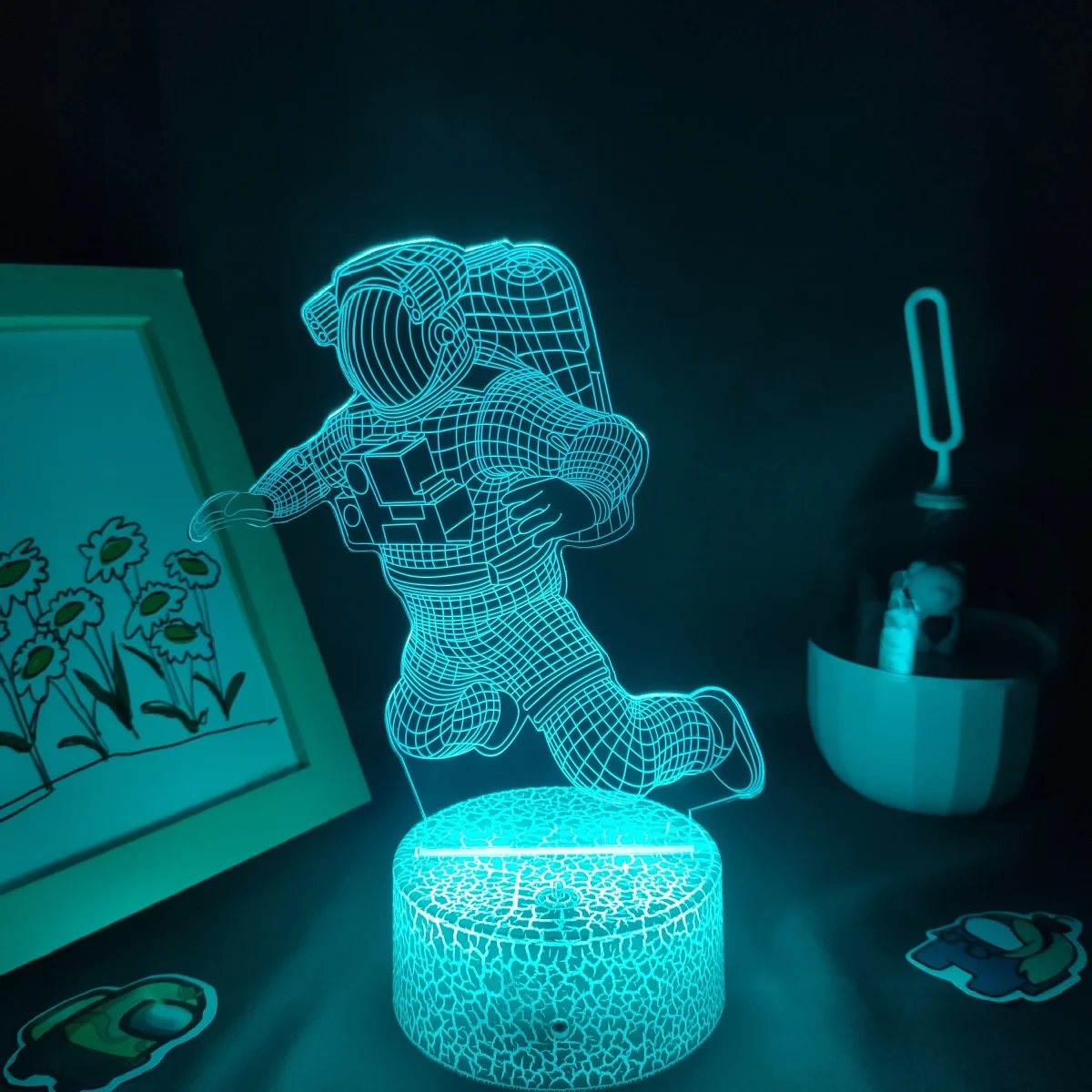 Leuchtendes 3D-Nachtlicht eines Astronauten in Weltraumanzug, das auf einem Sockel steht, ideal für Kinderzimmer und Science-Fans.