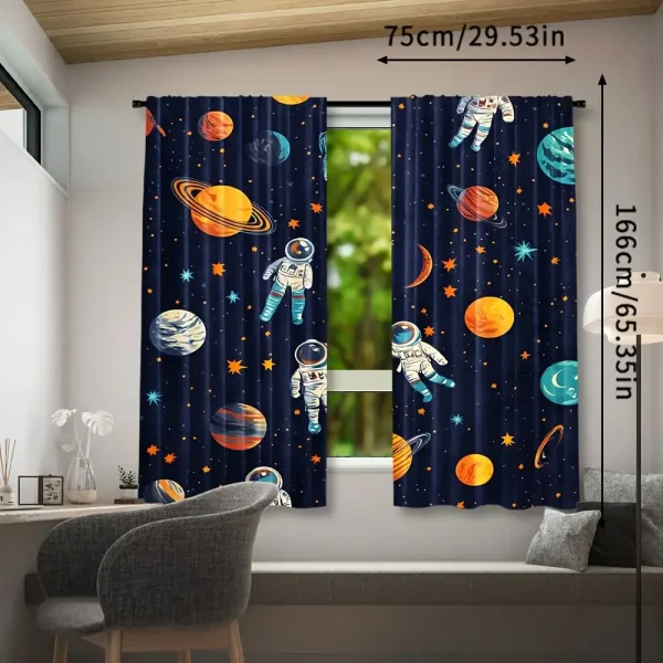 Dunkle Vorhänge mit Weltraummotiv, Astronauten und Planeten, ideal für Kinderzimmer oder Science-Fans, Maße 75x166 cm, dekorativ und thematisch passend.
