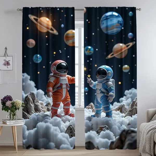 Zwei Astronauten in Raumanzügen schweben im Weltraum vor einem Planetensystem mit Planeten und Sternen, umgeben von Wolken und Felsen.
