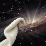 Stoff mit galaktischem Sternenstaub- und Galaxie-Motiv, ideal für Dekorationen und wissenschaftliche Themen.
