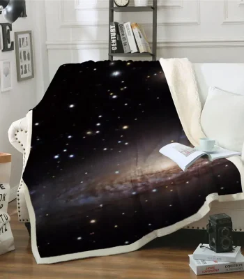 Weiche Decke mit Weltraummotiv, zeigt einen Sternenhimmel mit Galaxien und Sternen, perfekt für Science-Fans und Dekoration im Wohnzimmer.