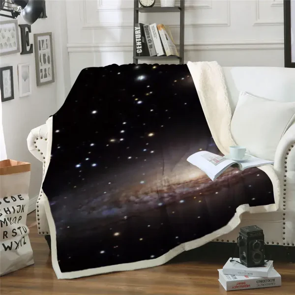 Weiche Decke mit Weltraummotiv, zeigt einen Sternenhimmel mit Galaxien und Sternen, perfekt für Science-Fans und Dekoration im Wohnzimmer.