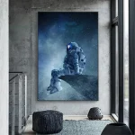 Modernes Wandbild eines Astronauten im All, das an einer Betonwand in einem stilvollen Raum hängt, mit Blick auf große Fenster.