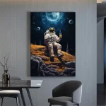 Hochwertiges Wandbild eines Astronauten im Weltraum, sitzend auf einem Planeten mit Mond und Sternen im Hintergrund, ideal für Science-Fiction- und Weltraumliebhaber.