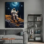 Raumfahrer auf dem Mond sitzend, hält eine Flasche, mit Erde und Mond im Hintergrund, Wandkunst für Wissenschafts- und Raumfahrtliebhaber.