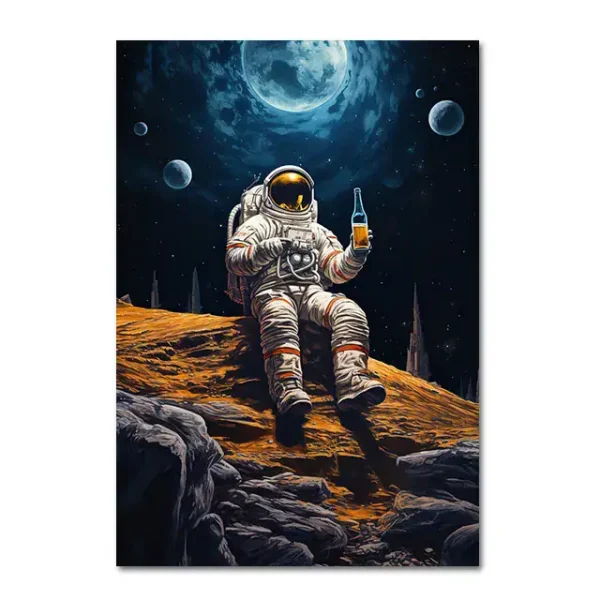 Raumfahrer im Astronautenanzug sitzt auf einem Planeten, hält eine Flasche und blickt in den Himmel mit Planeten und Mond im Hintergrund.