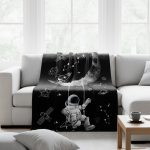 Dekorative Decke mit Astronauten und Weltraummotiven, ideal für Kinderzimmer oder Science-Fans, schafft eine faszinierende Weltraumatmosphäre.