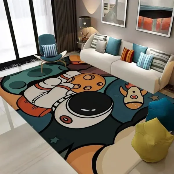 Moderner Wohnraum mit buntem Astronauten-Teppich, Sofa und Sessel, stilvolle Dekoration, viel Tageslicht, gemütliche Atmosphäre.