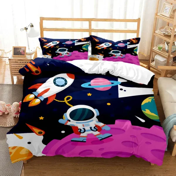 Schlafen Sie unter einem Weltraummotiv mit diesem Raumfahrt-Bettwäsche-Set, das Raketen, Astronauten und Planeten zeigt, perfekt für Science-Fiction-Fans.