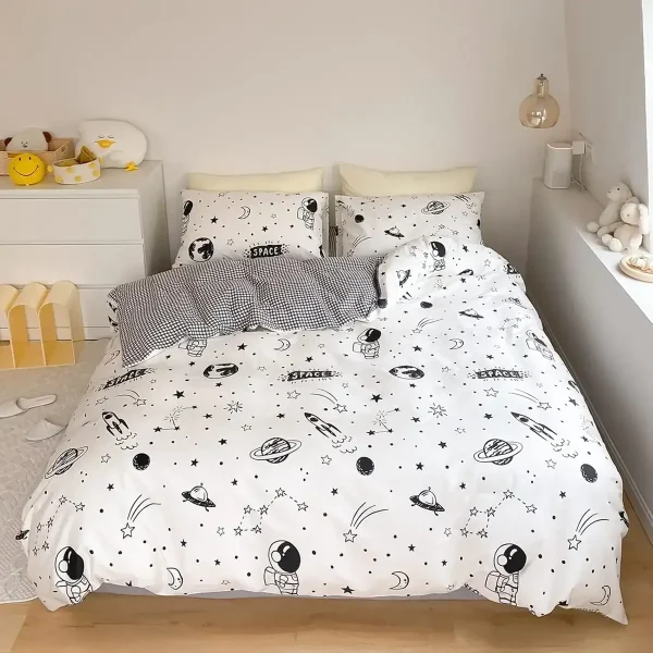 Schlafzimmer mit Weltraum-Motiv Bettwäsche, inklusive Kissen und Decke, mit Planeten, Astronauten und Sternen, ideal für Weltraumfans.