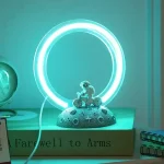 Ein leuchtendes Alien-Modell auf einem Buch mit Neonring, das eine futuristische Atmosphäre schafft. Perfekt als wissenschaftliches Dekorationsstück oder Geschenk für Science-Fans.
