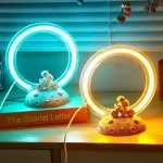 Dekorative Sternenlicht-Lampe mit Astronautenmotiv, leuchtend in Blau und Gelb, ideal für Kinderzimmer oder wissenschaftliche Dekorationen.