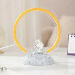 Dekorative Lampe mit Astronauten und Fahrrad, leuchtendes Ringdesign.