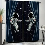 Kreative Vorhänge mit Astronauten im Weltraum, die den Himmel mit Sternen und Planeten zeigen, ideal für Science-Fiction- und Weltraumthemen.