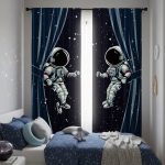 Fantasievolle Vorhänge mit Astronauten im All, die durch den Weltraum schweben, umgeben von Sternen und Planeten, ideal für Kinderzimmer oder Science-Fiction-Fans.