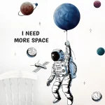 Illustration eines Astronauten, der einen Ballon hält, umgeben von Planeten und Sternen, mit dem Text "I NEED MORE SPACE" im Hintergrund.