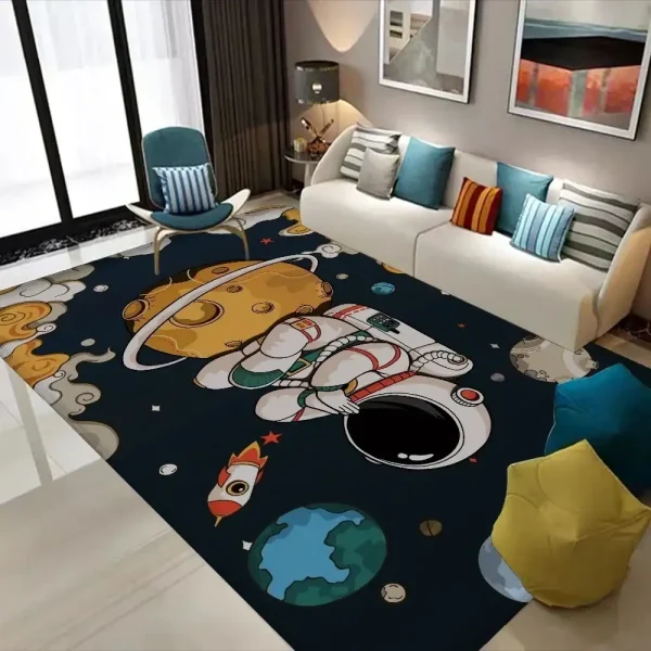 Wohnzimmer mit Weltraum-Motivteppich, moderner Couch, Sessel und Dekorationen, die eine Weltraum-Atmosphäre schaffen.