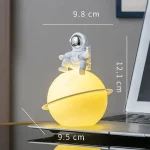LED-Lampe mit Raumfahrer-Design, ideal für Wissenschafts- und Dekorationsliebhaber.
